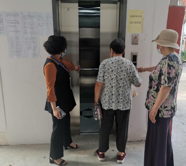 40年老楼装上电梯,西三旗街道这三个楼门的居民坐电梯上下楼