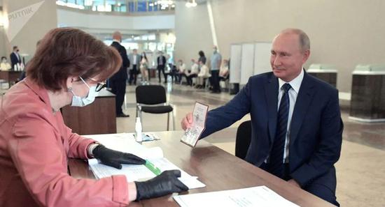 普京在投票站核验身份，图源：俄罗斯卫星网