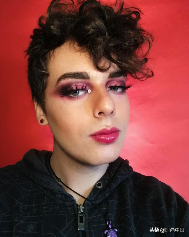 对于男性化妆这件事,国人还是存在一定的误解的,以为化妆的男人要么不