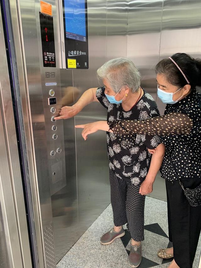 40年老楼装上电梯,西三旗街道这三个楼门的居民坐电梯上下楼