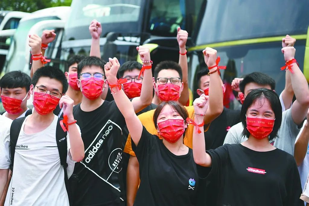 中国今日将迎来高考。图为6日湖南长沙一些考生戴着印有祝福语的红色口罩为自己加油。