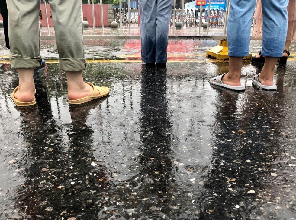 直击2020武汉雨中高考:有一群人,他们"不怕雨"