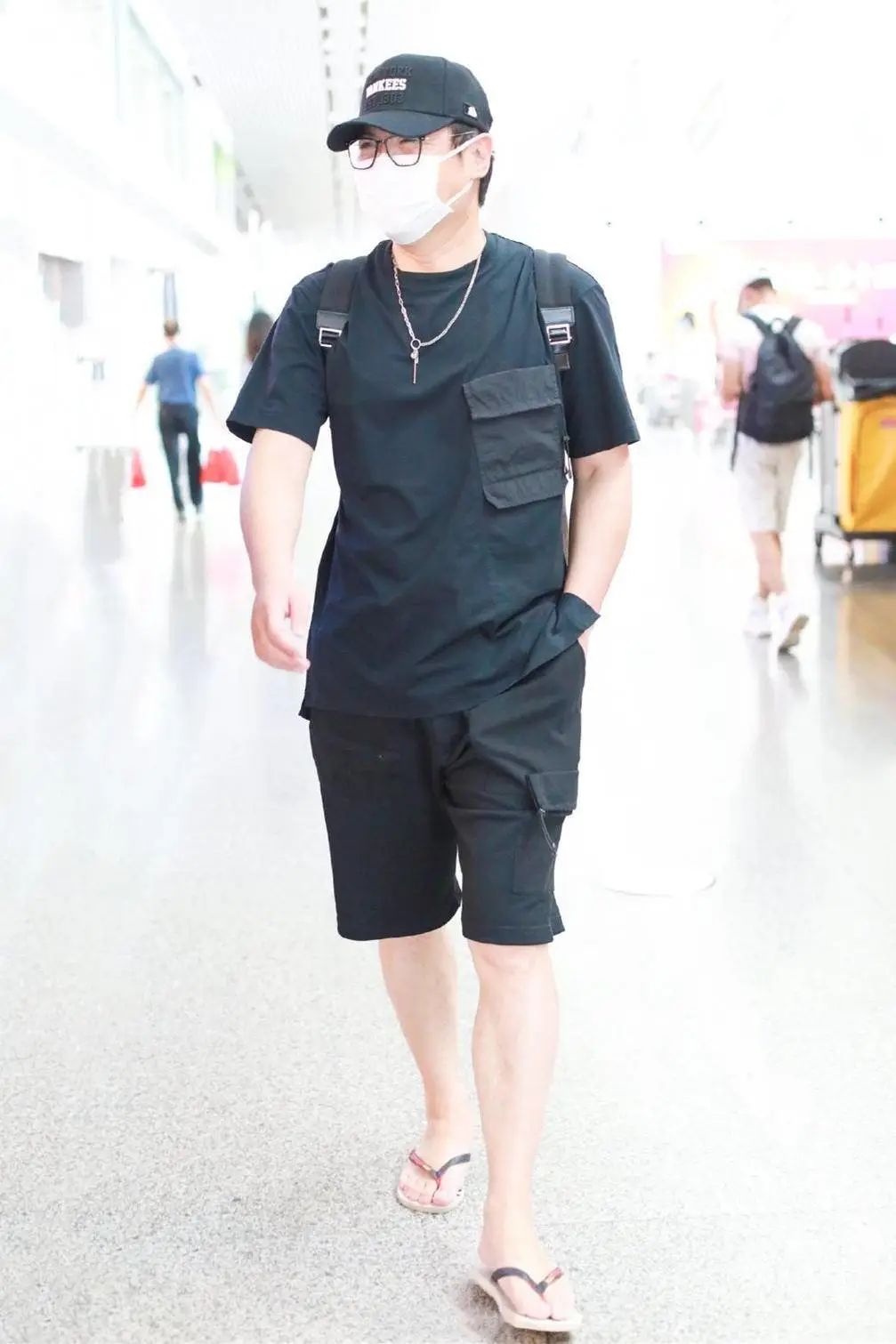 沈腾想当潮男?穿拼接t恤配短裤简约休闲,踩人字拖未免太接地气