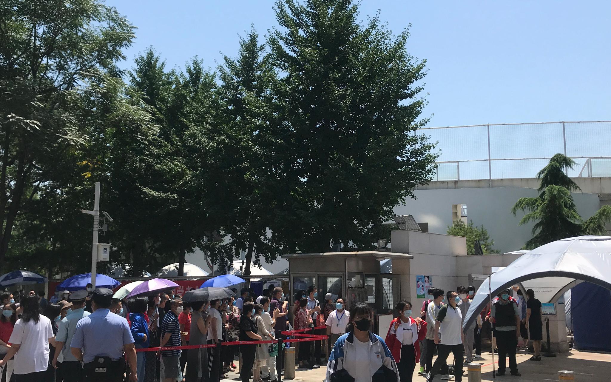 北京市第八中学考点考生有序走出考场.新京报记者 冯琪 摄