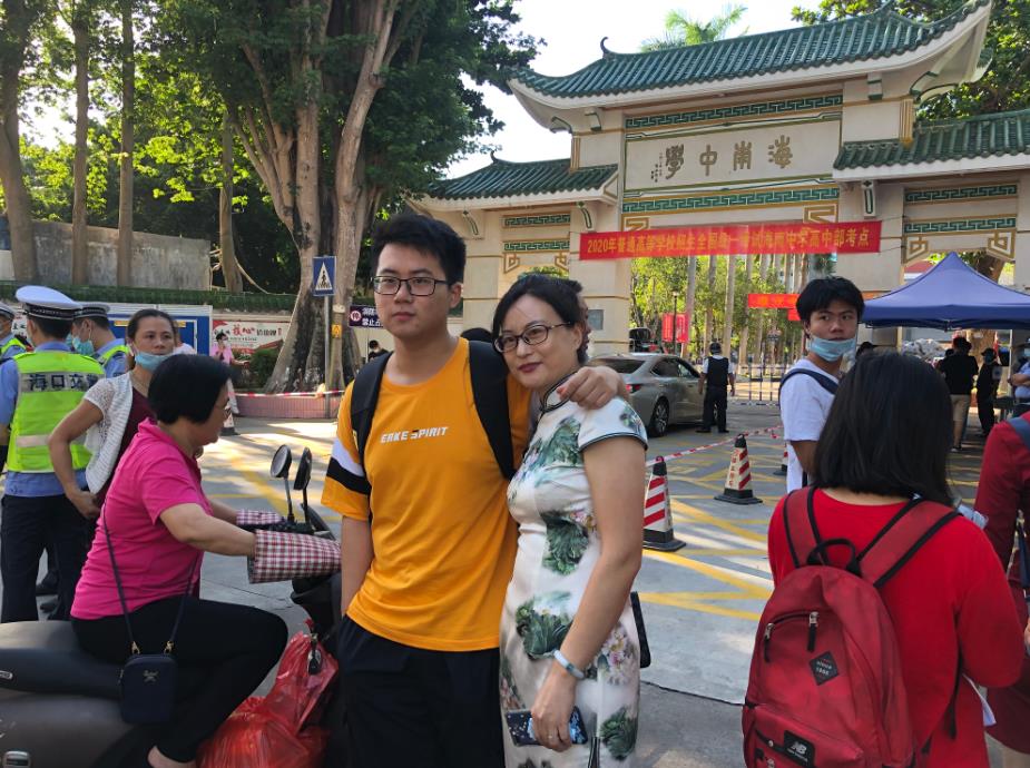 直击海南高考:旗袍妈妈来送考