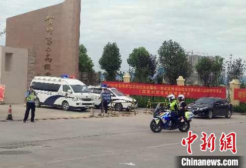 民警驾驶警用摩托车搭乘考生返家取证迅速往返。贺州交警供图