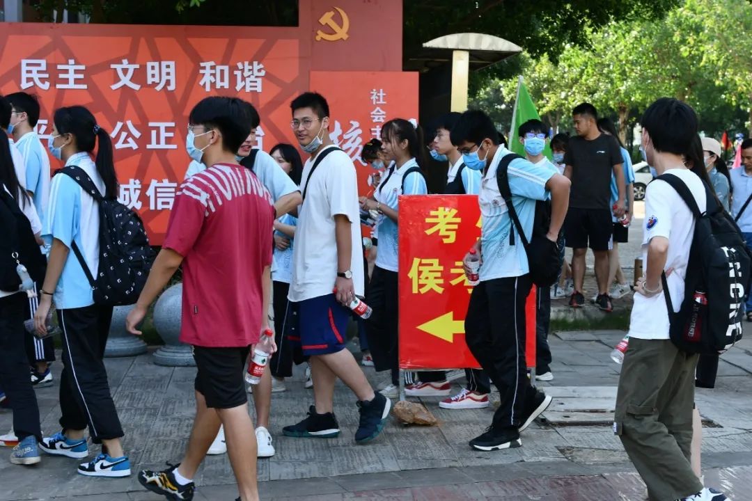 太壮观了!高考第一天,直击崇左市高考现场,为考生加油!