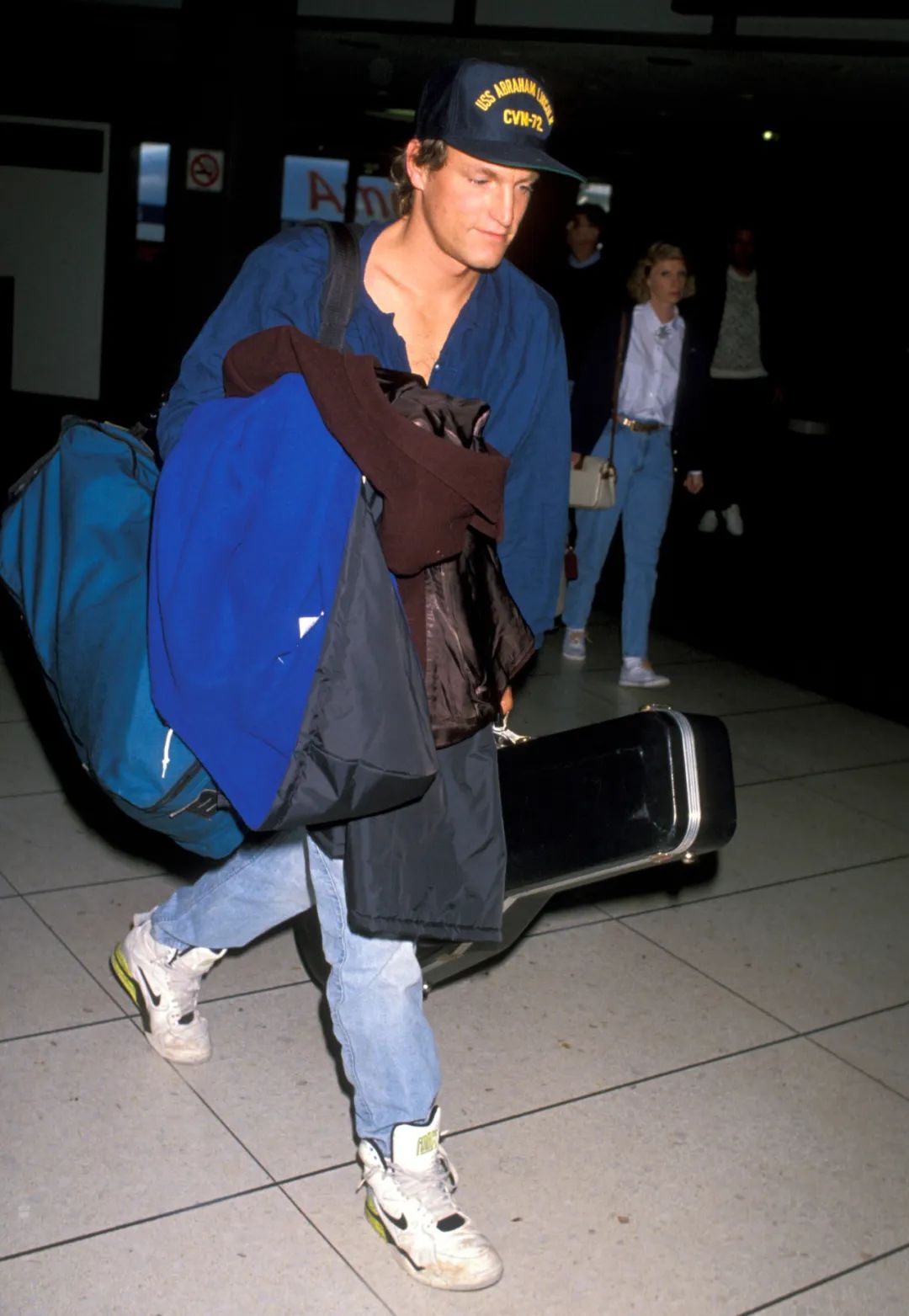 相较而言,90年代的机场街拍看点不仅限于穿搭,因为时间往前推的话,jet