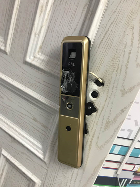 当当网方面提供的现场被撬锁图片