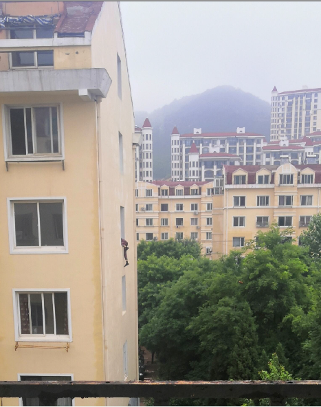 "一个人下半身悬在对面4楼窗外"