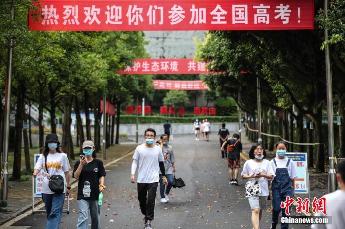 7月5日，2020年全国高考贵州省遵义市务川民族寄宿制中学考点在做好新冠肺炎疫情防控的前提下，安排考生熟悉考场。 瞿宏伦 摄