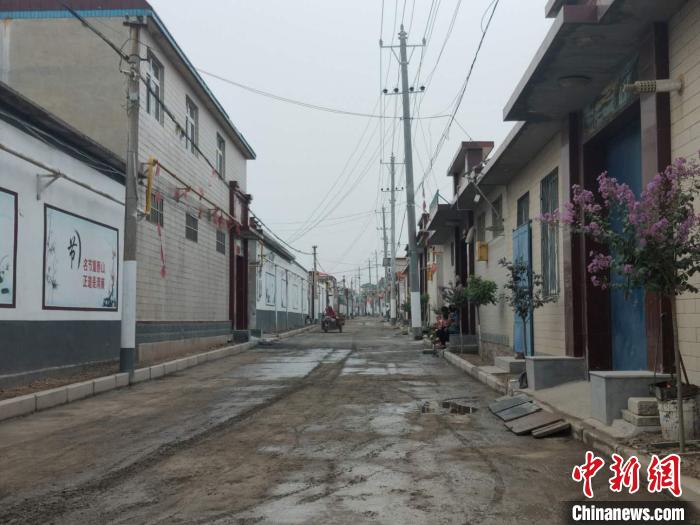 南城乡西羌村,村民自行拆除违建后,正在整治当中的街道愈显开阔.