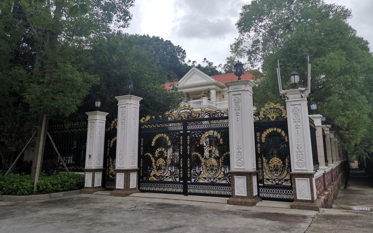 一栋区别于当地传统民居的别墅十分引人注目,这里即为马兴田在老家的