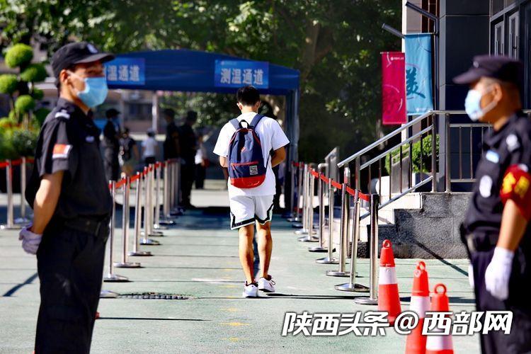 西安市铁一中学考点,考生步入考场。