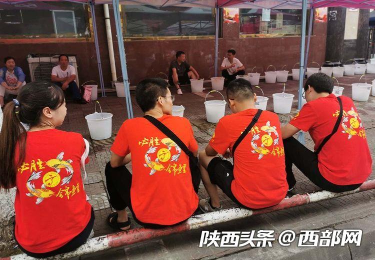 汉滨初中和汉滨高中考点,家长穿上印有“全对”“满分”“必胜,锦鲤“等字样的服装,祝愿考生考试顺利。