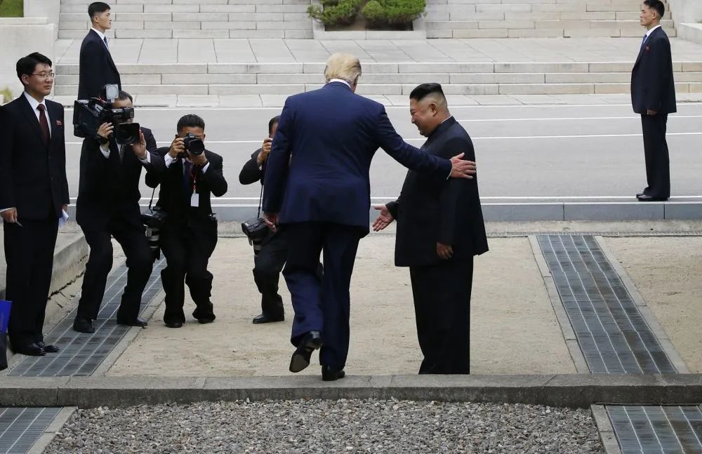 ▲原料图片:2019年6月30日,正在韩国访问的美国总统特朗普在板门店与朝鲜最高领导人金正恩握手会面后,跨越军事分界线来到朝方一侧。新华社/纽西斯通讯社