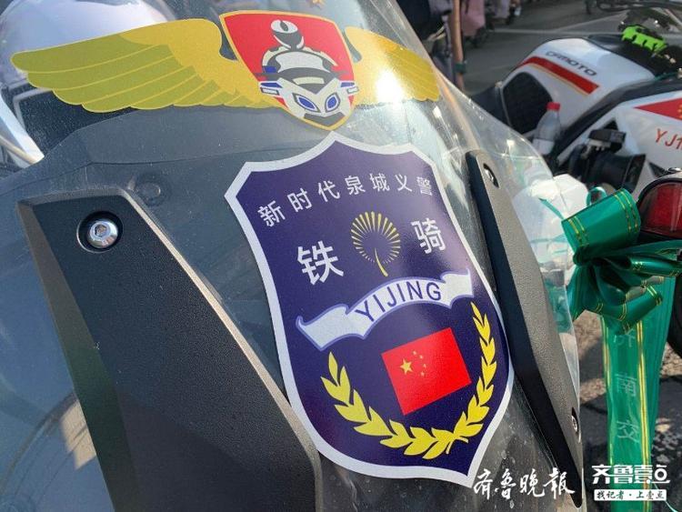 泉城义警服务考生,配合交警紧急出动