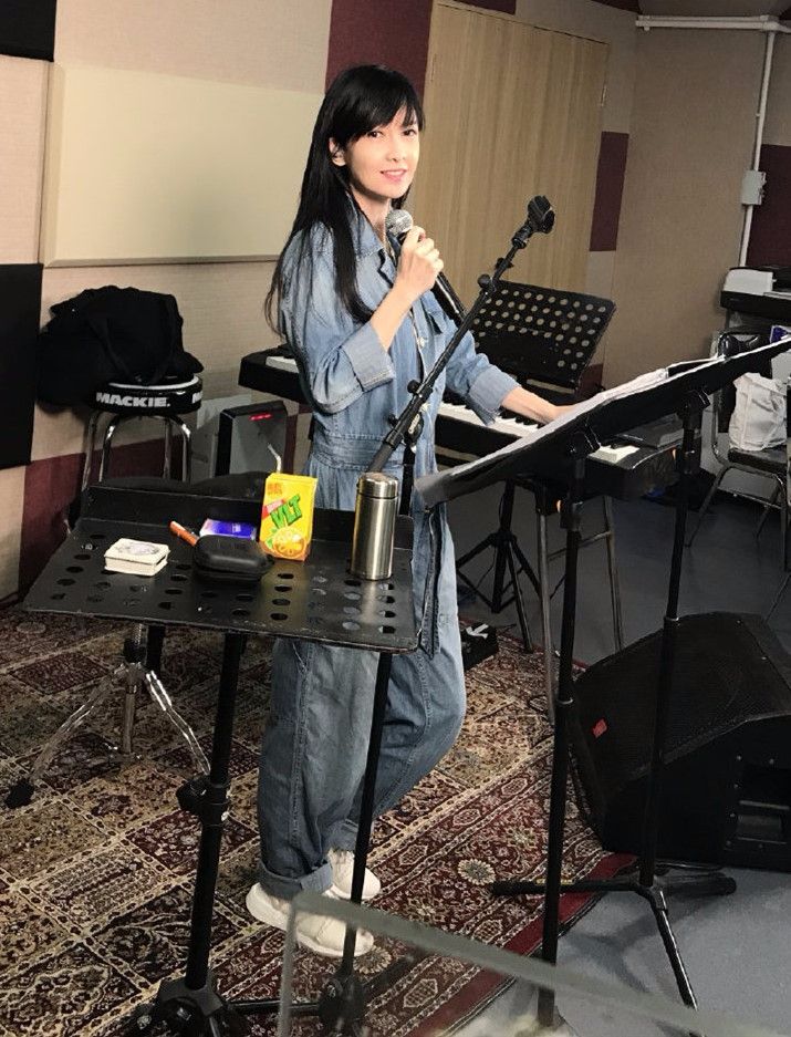 周慧敏素颜现身,本以为要走下神坛,没想到几十年都没怎么变!