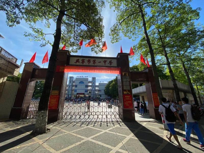 据介绍,今年我市共有5800多名考生参加高考,共设兴宁一中,兴民中学