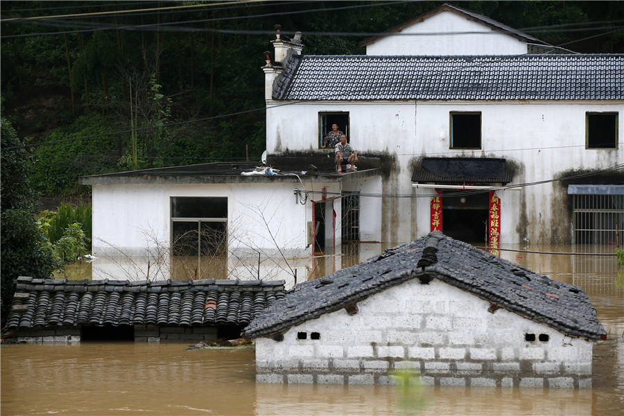 【现场直击】安徽黄山遭遇暴雨 村庄被洪水包围