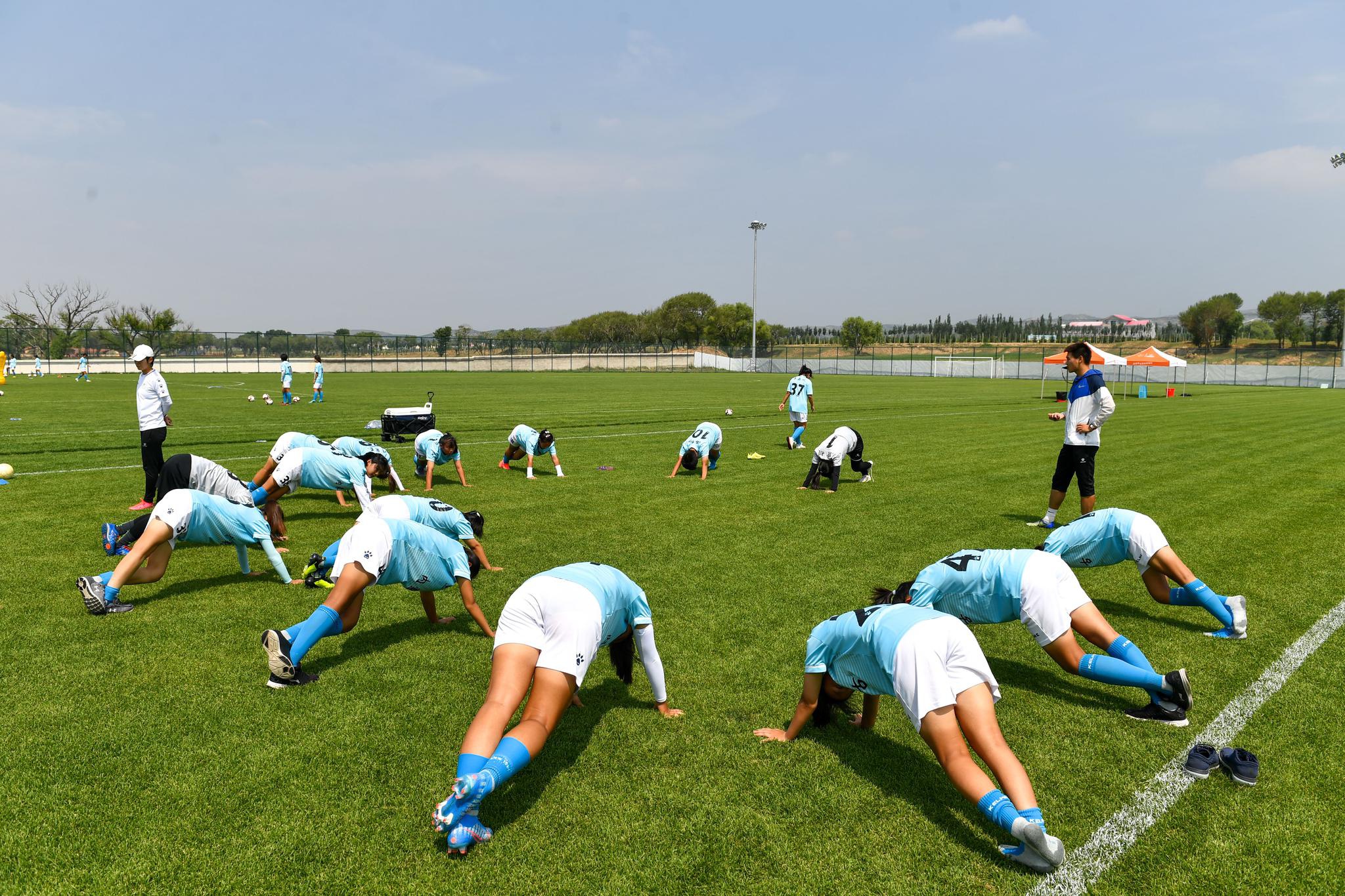 7月8日,内蒙古u17女子足球队队员在训练后进行拉伸放松