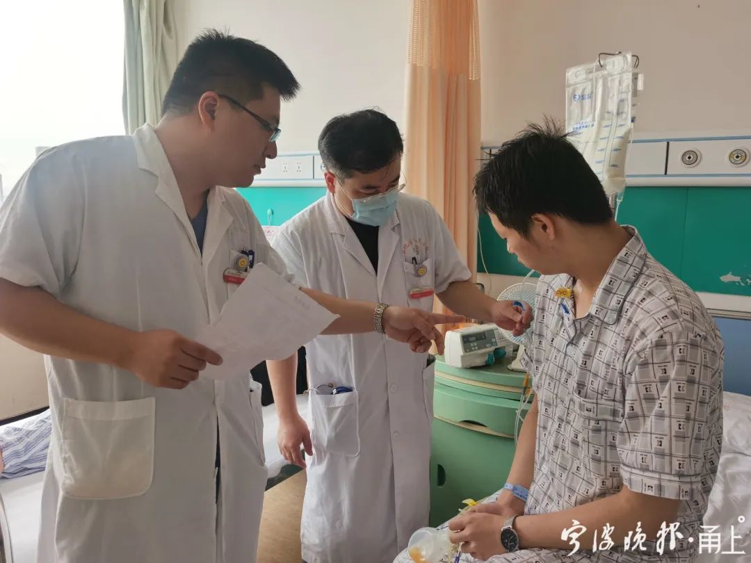 浙江一考生拿了3年学校第一,却被人抬进考场!妈妈深夜发文