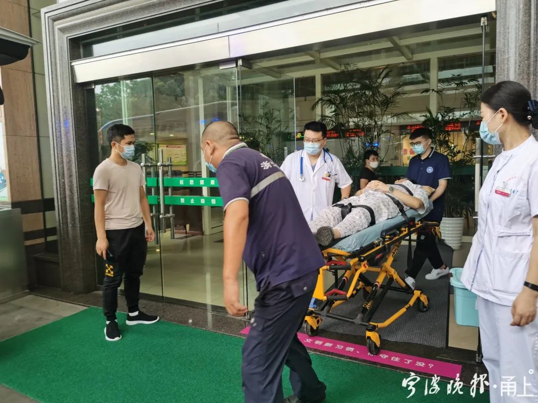 浙江一考生拿了3年学校第一,却被人抬进考场!妈妈深夜发文