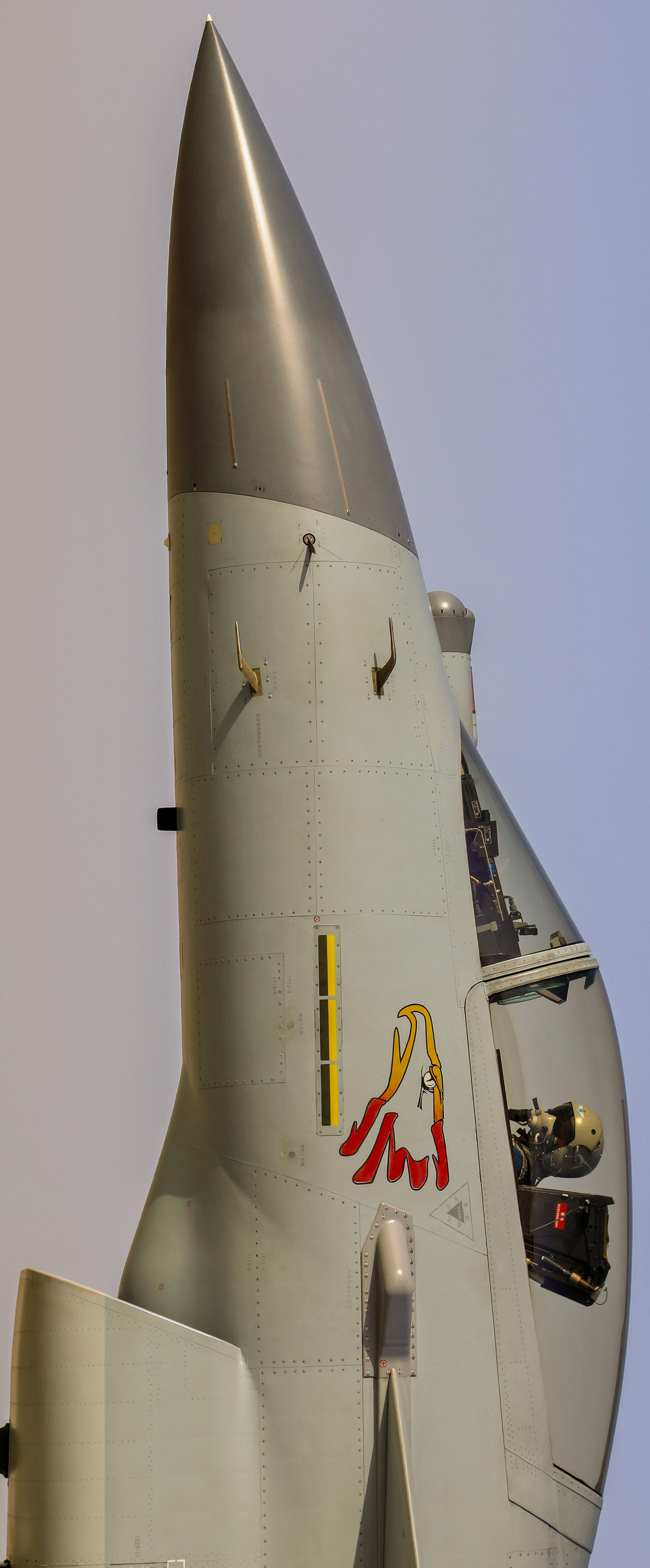 歼10c机头纤毫毕现光电雷达眯着眼