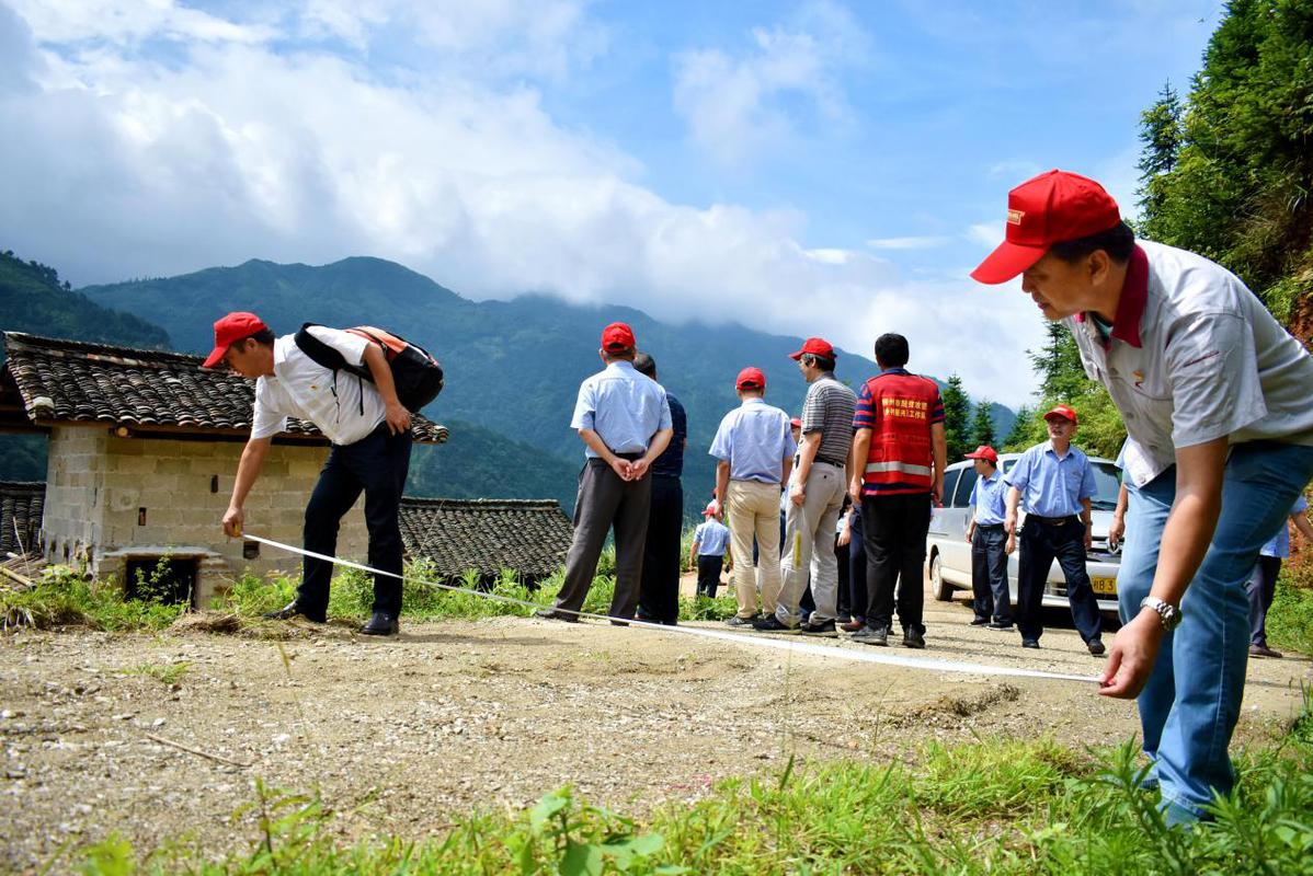 工作人员实地勘察测量道路(韦洲摄)