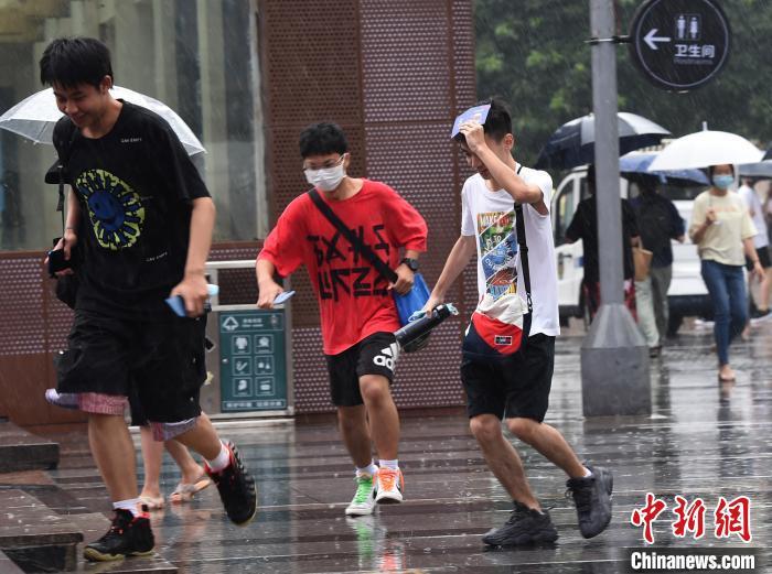 图为7月7日重庆主城突降暴雨，市民在雨中奔跑。　周毅 摄