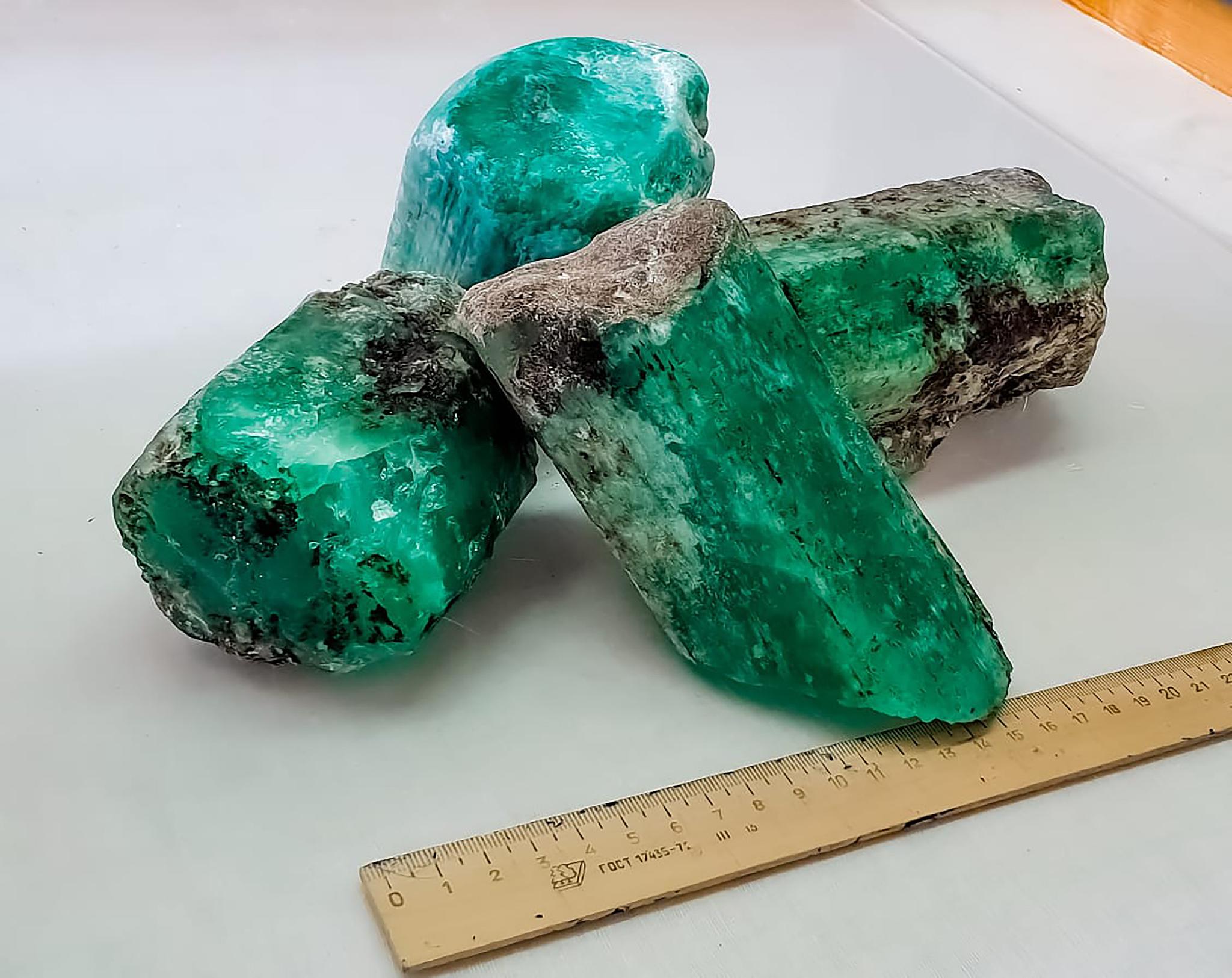 俄罗斯发现巨大绿宝石 总重量达4.8公斤