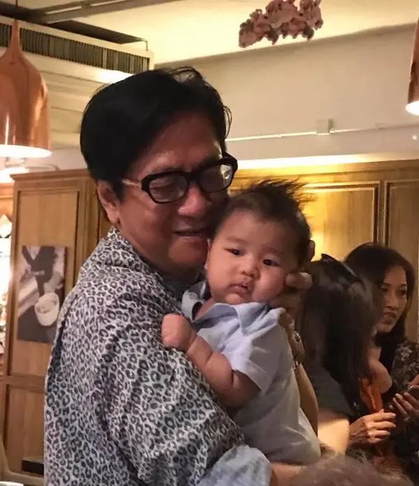 就在而3年前,儿子也都生下了下一代,荣升为爷爷的陈友,现在和家人一起