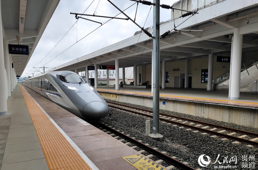 7月8日上午7时03分,搭乘了500余人的首列动车g2954从六盘水站台缓缓驶