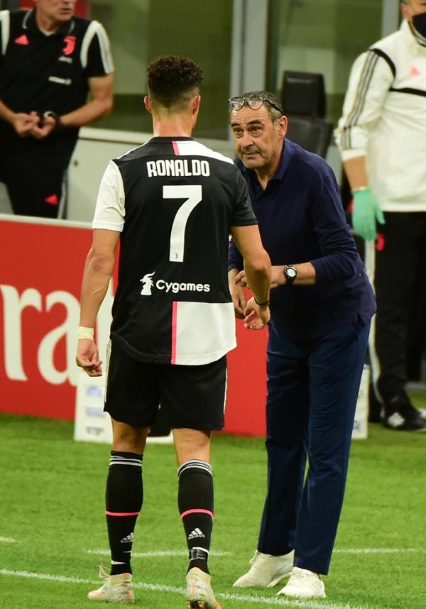 米兰5分钟逆转尤文 球迷泪流满面 天下足球 有新素材了 尤文 米兰 伊布 新浪新闻