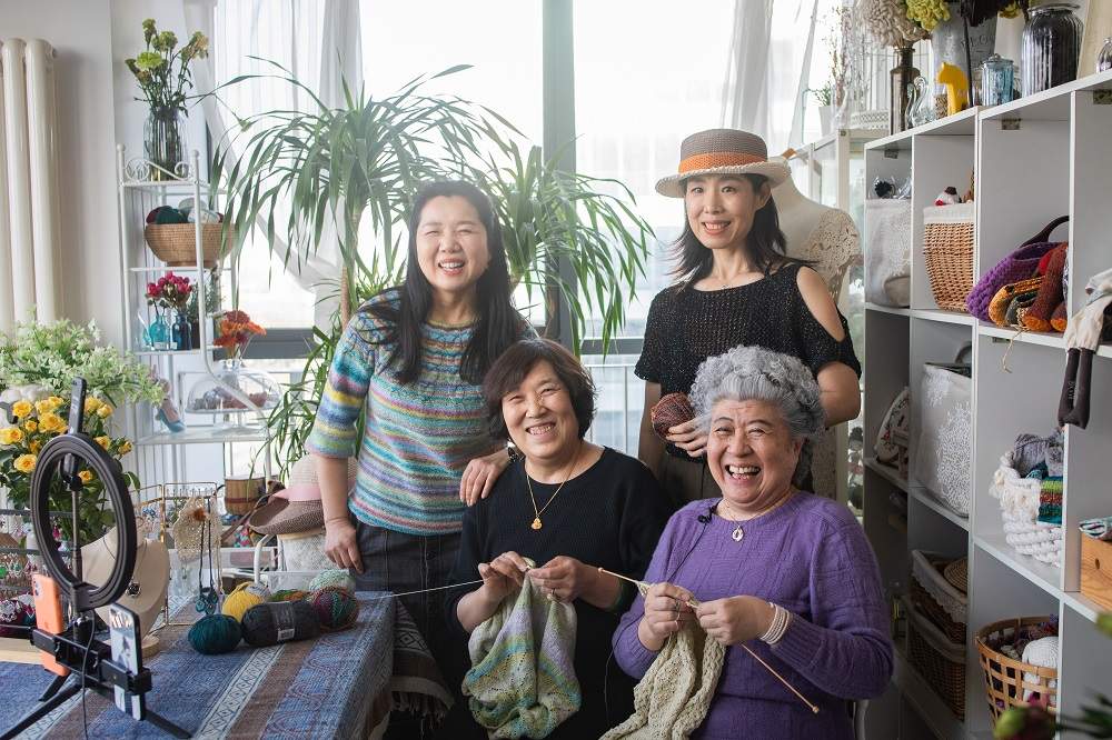 乘风破浪的"妈妈团"!北京大妈淘宝直播织毛衣半年卖1000万