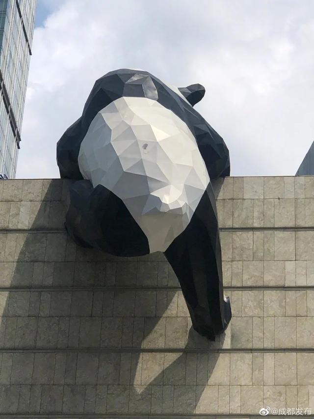 春熙路那只熊猫屁股掉漆了.网友出动了!哈哈哈哈哈哈