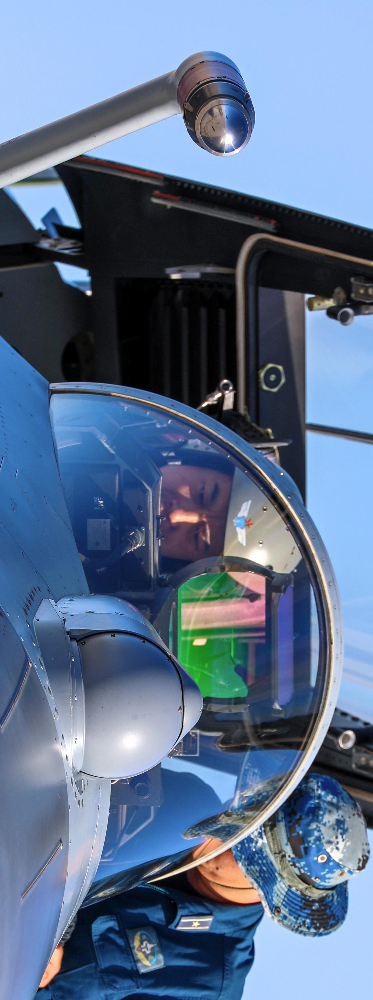 歼10c机头纤毫毕现光电雷达眯着眼