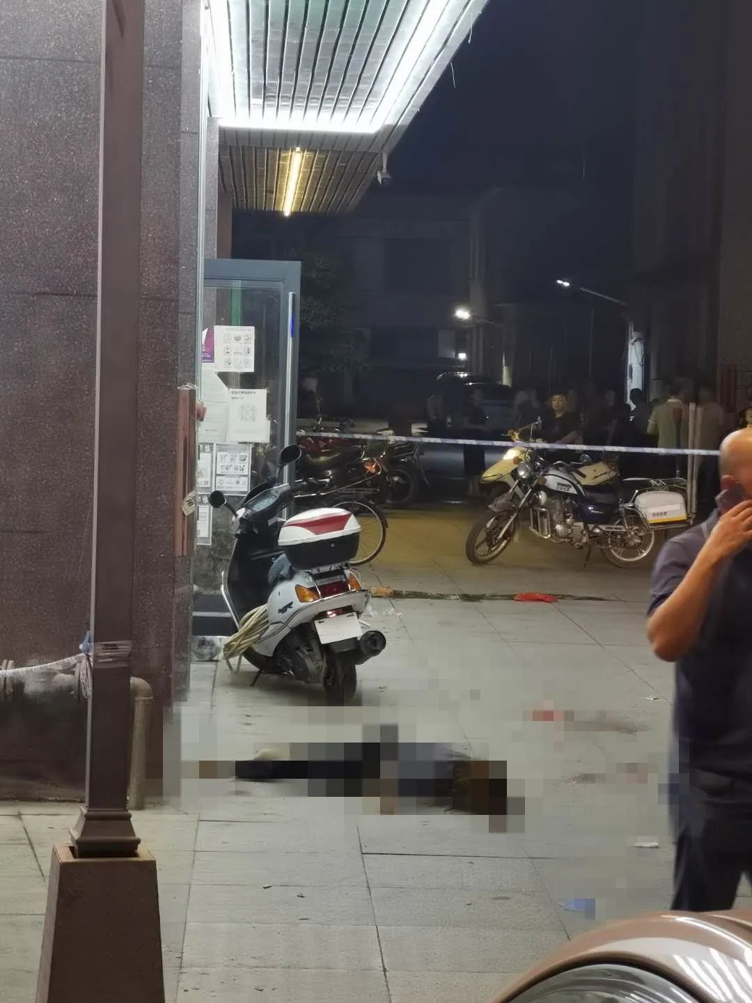 悲剧潮汕某地一女子从高楼坠下当场身亡