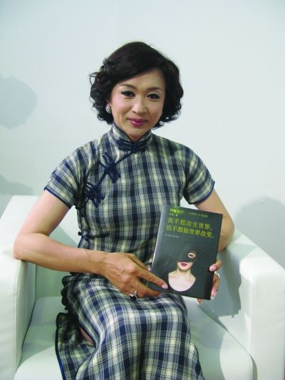 金星把短卷发盘起来,涂红唇穿蕾丝衣服,就为了装的有女人味!