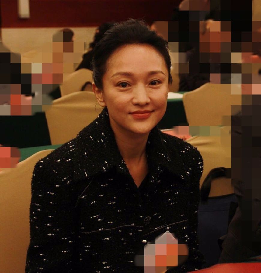 周迅顿时就老了?脸上坑洼多,打扮再知性也掩饰不了皱纹!