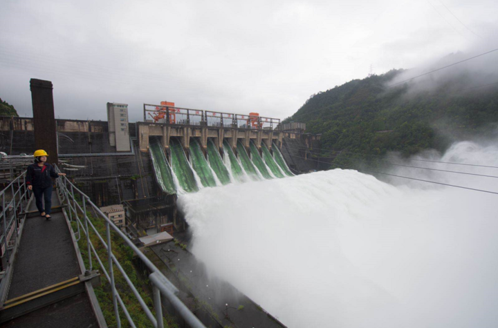 九孔全开!气势磅礴!来感受新安江水库开闸泄洪的震撼场面