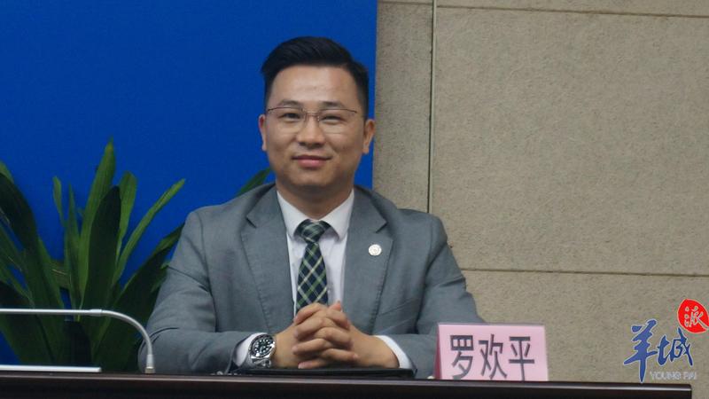 坚持在抖音上公益普法一年零八个月后,罗欢平的抖音账号上已有超过380