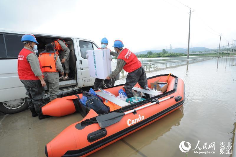 洪水阻斷唯一出入道路 衝鋒舟前往接應