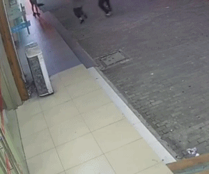 图说：张某酒后无故殴打路人。宝山公安分局供图