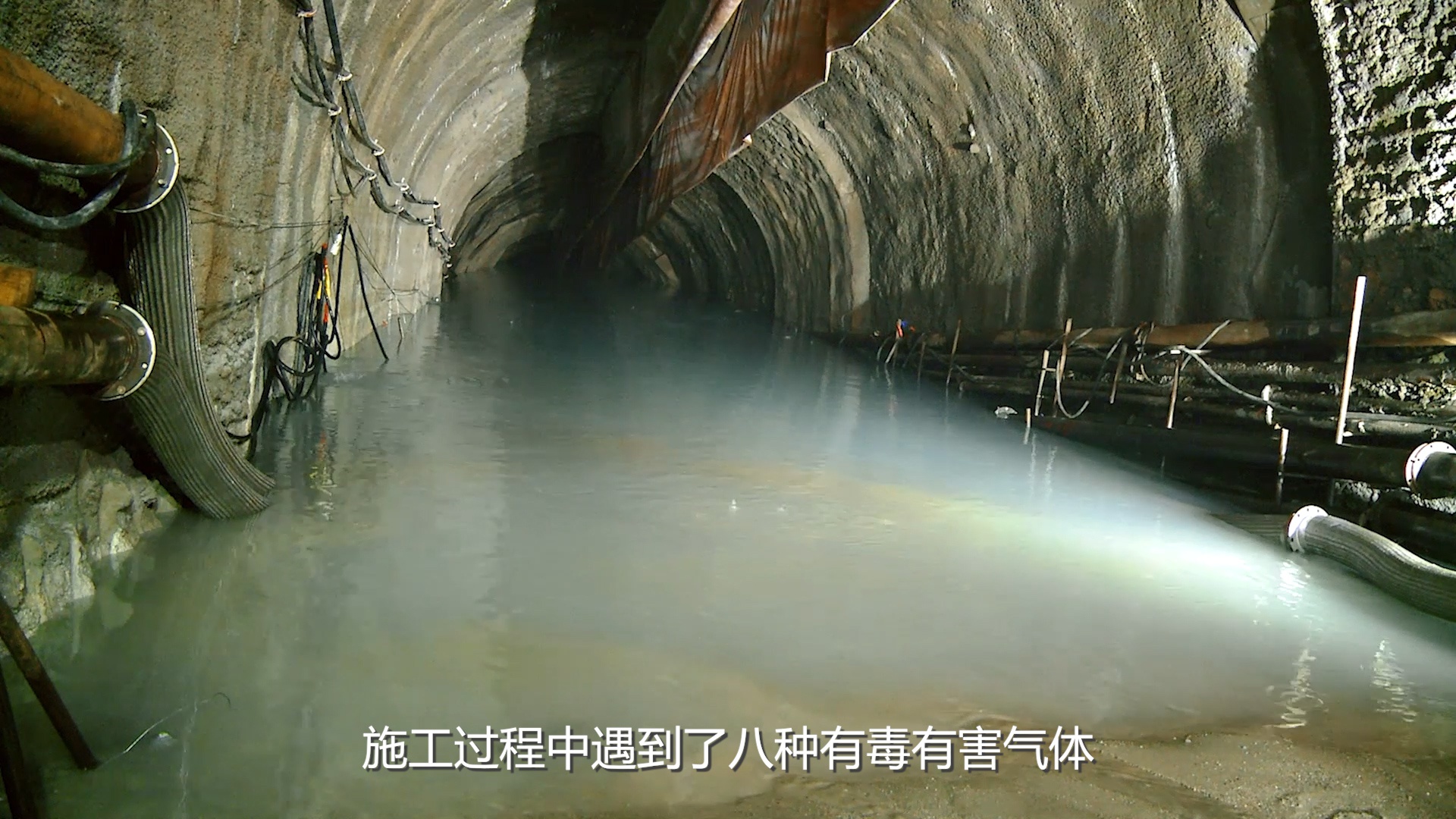 红豆山隧道顺利贯通           报道员:王一翔 王鹏 杨华    编辑