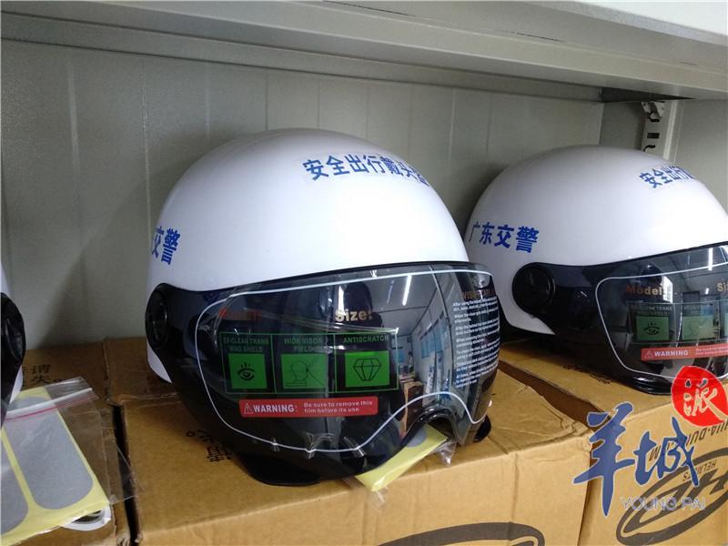黄埔区穗东街道夏园社区交通安全劝导站内的"共享头盔" 实习生刘裕华