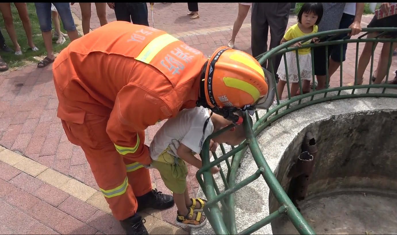 郴州男孩公园玩耍被卡住头,大哭瞬间妈妈笑了