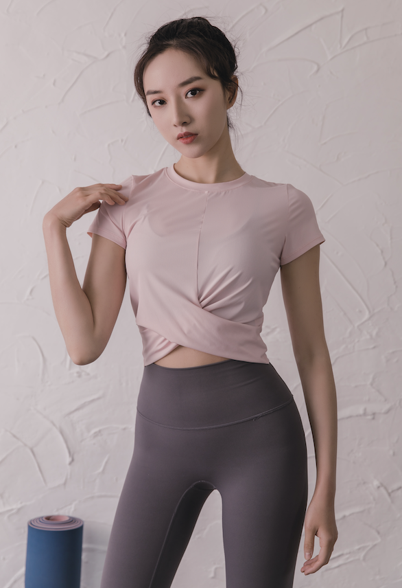 瑜伽,拉力绳等健身项目 还有维密天使的金牌私教郭若曦,变身健身辅导