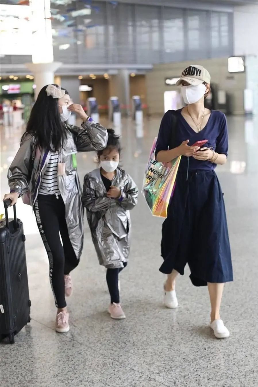 马伊琍俩女儿罕见亮相,穿姐妹装时髦抢眼,和妈妈拥有同款竹竿腿