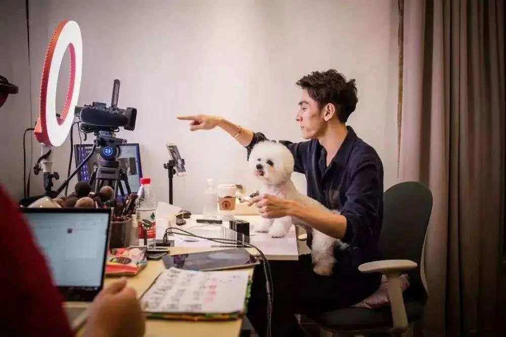 品牌破圈新玩法：微博搭台子，企业来支摊儿